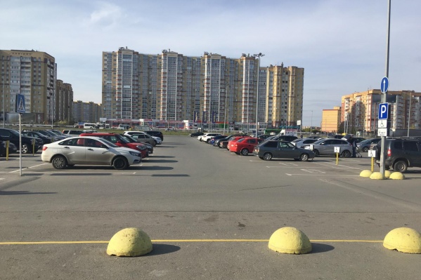 Мужчина, сбивший малышку, уехал с парковки в неизвестном направлении Мужчина, сбивший малышку, уехал с парковки в неизвестном направлении
