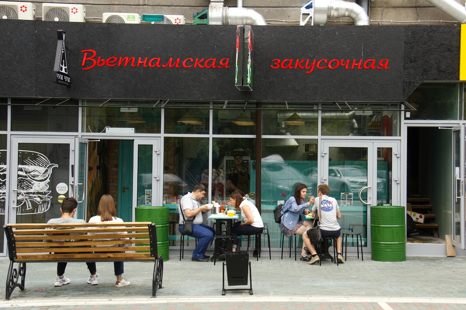 После начала работы всех заведений на «гастрономической улице» в летнюю веранду превратился весь двор гостиницы После начала работы всех заведений на «гастрономической улице» в летнюю веранду превратился весь двор гостиницы
