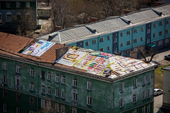 Баннеры уложили на крышу для того, чтобы защитить её от осадков. Фото сделано сегодня около 12:30 Баннеры уложили на крышу для того, чтобы защитить её от осадков. Фото сделано сегодня около 12:30