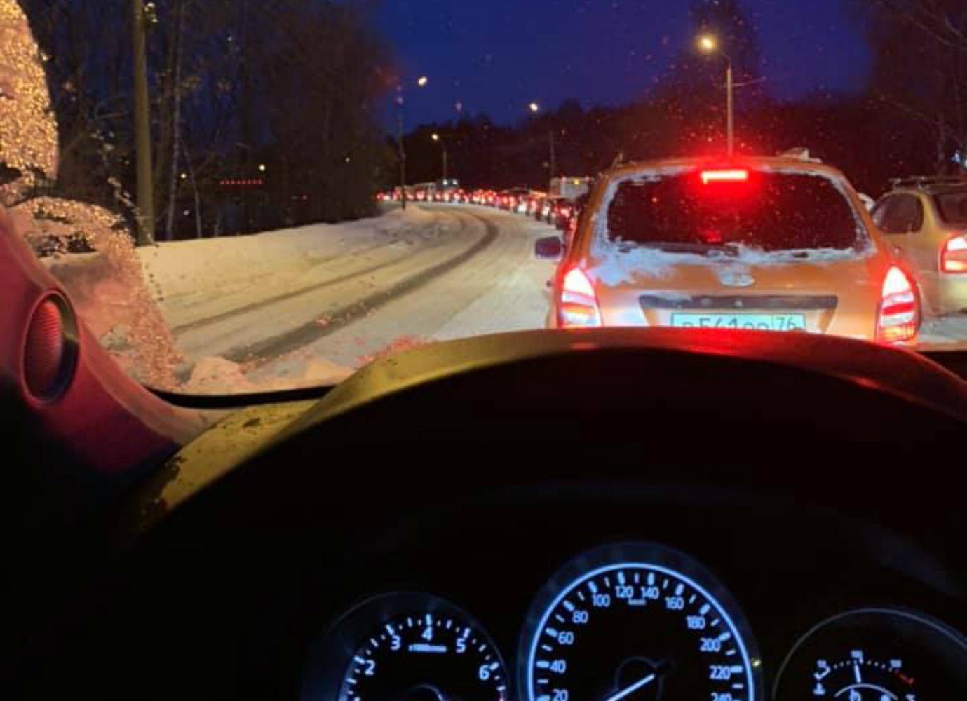 Пробка перед Октябрьским мостом Пробка перед Октябрьским мостом