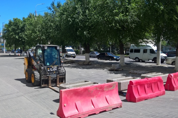 Накануне рабочие забрали все клумбы с тротуара в центре города Накануне рабочие забрали все клумбы с тротуара в центре города