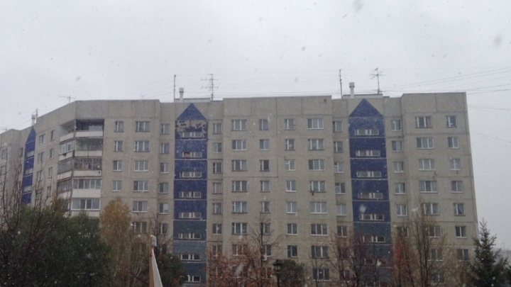 Из окна тюменской многоэтажки выпала женщина, она погибла