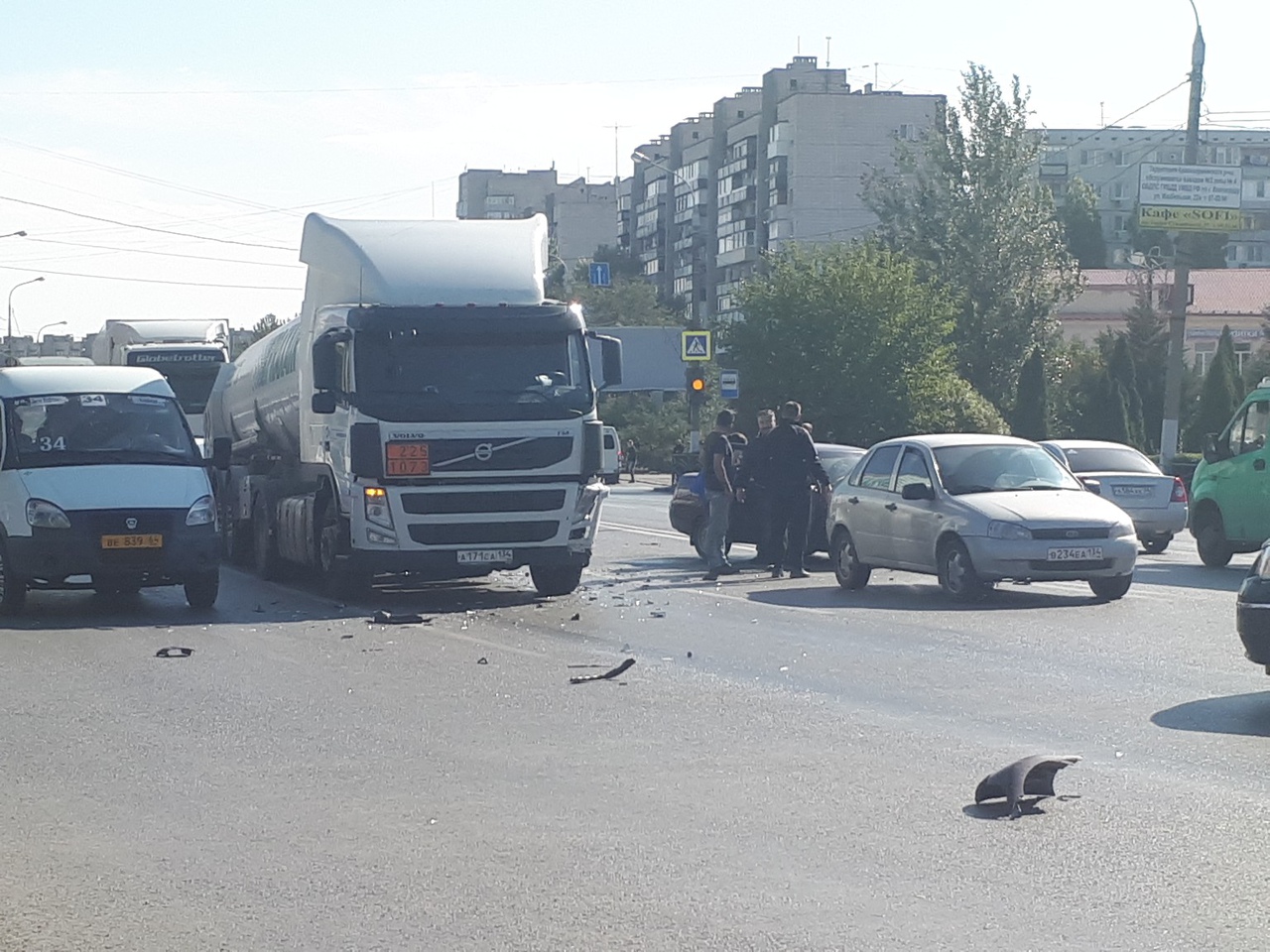 «Уходила от столкновения»: в Волгограде «десятка» врезалась в цементовоз — видео