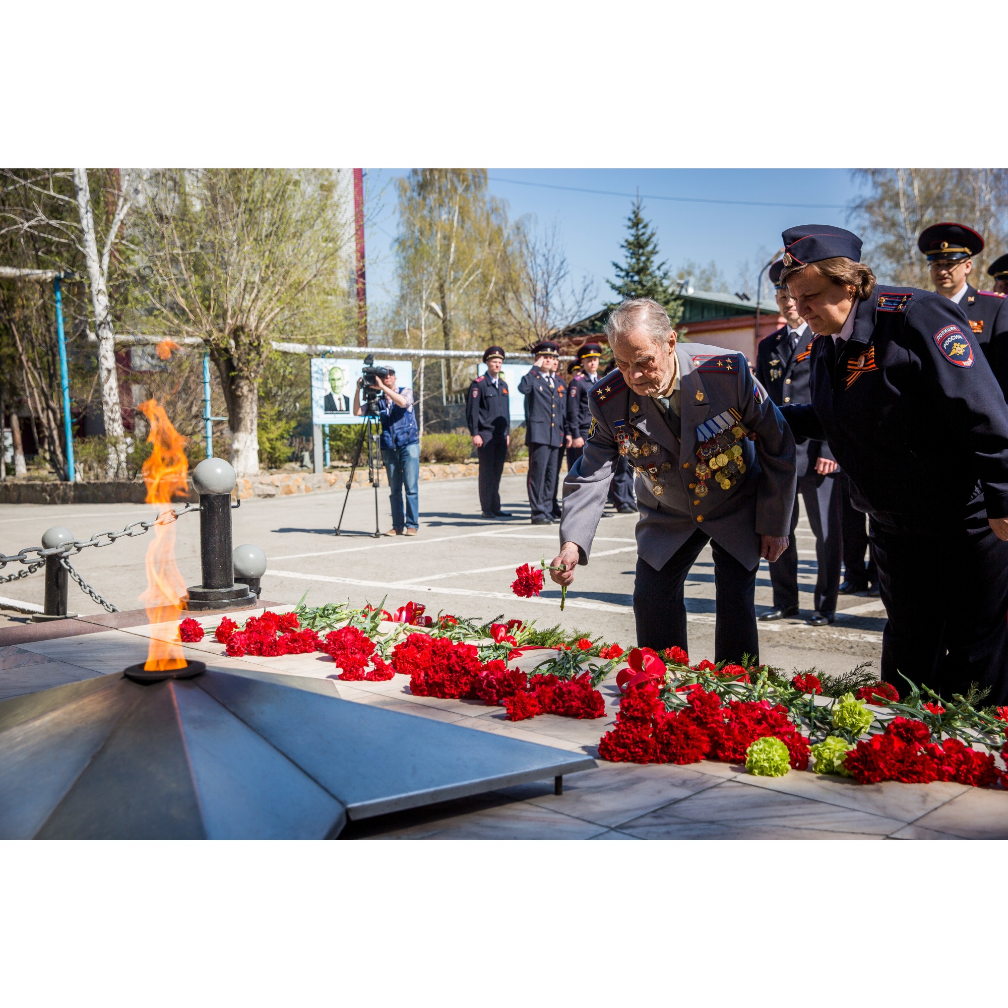 Собравшиеся возложили цветы к памятнику погибшим полицейским Собравшиеся возложили цветы к памятнику погибшим полицейским