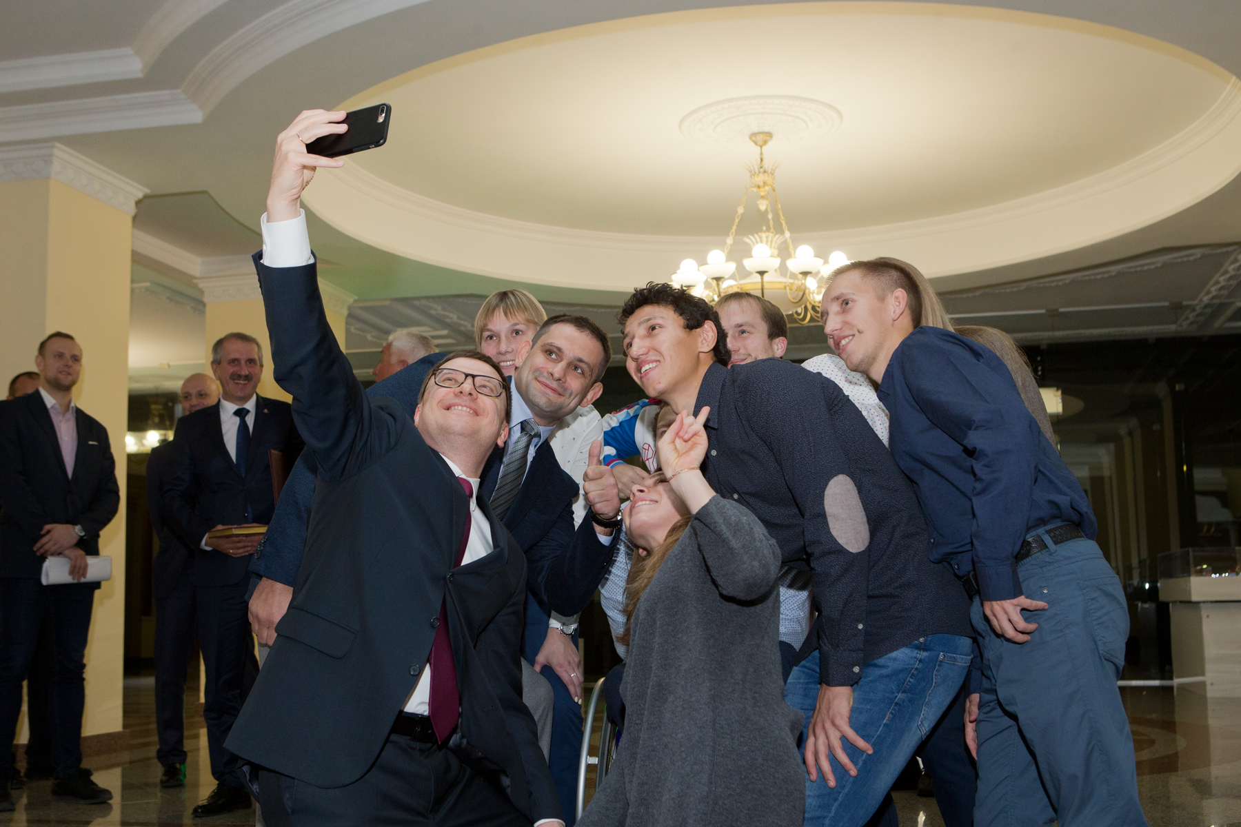В октябре губернатор Алексей Текслер встретился со спортсменами-кандидатами на участие в XXXII летних Олимпийских играх и Паралимпийских играх