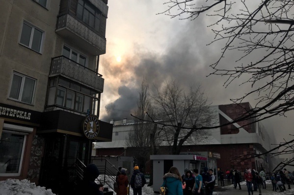 При пожаре в торгово-развлекательном комплексе Кемерово погибли четверо детей При пожаре в торгово-развлекательном комплексе Кемерово погибли четверо детей