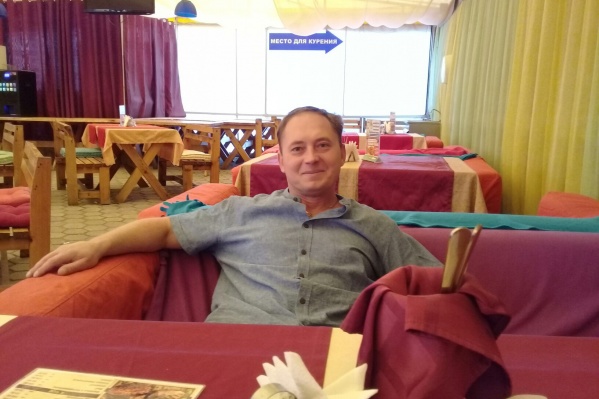 43-летний мужчина отдыхал в кафе вместе со своими друзьями 43-летний мужчина отдыхал в кафе вместе со своими друзьями