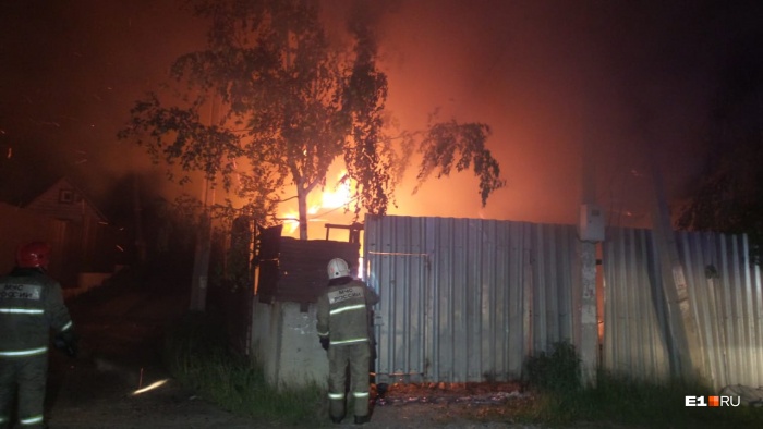 Пожарные повысили ранг пожара Пожарные повысили ранг пожара