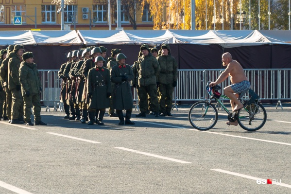 езда с голым торсом