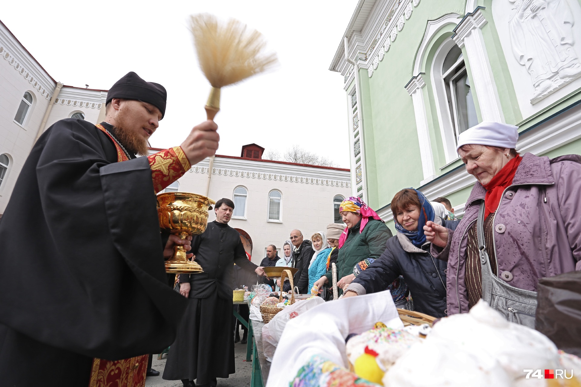На пасхальные службы можно принести домашние куличи и крашеные яйца... На пасхальные службы можно принести домашние куличи и крашеные яйца...