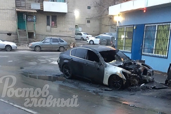 Машина загорелась на улице Штахановского, 14 Машина загорелась на улице Штахановского, 14