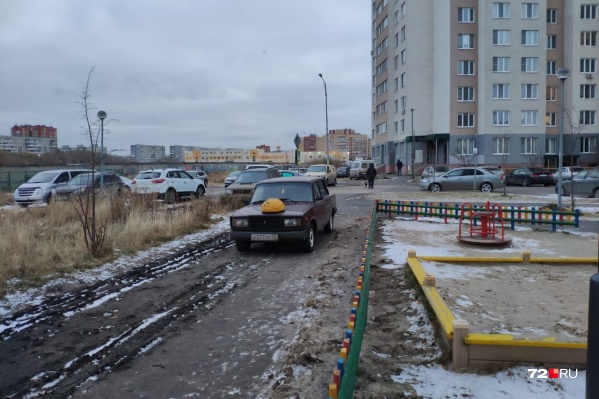 Водитель «жигулей» припарковался у детской площадки. Судя по всему, ему удалось объехать искусственное препятствие, но местные жители решили собственноручно его проучить (Зелинского, 17, корпус 3) Водитель «жигулей» припарковался у детской площадки. Судя по всему, ему удалось объехать искусственное препятствие, но местные жители решили собственноручно его проучить (Зелинского, 17, корпус 3)