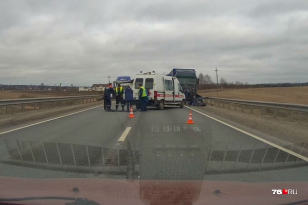 В легковом автомобиле погибли три человека В легковом автомобиле погибли три человека