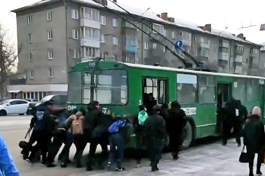 Троллейбус № 22 не мог самостоятельно съехать с места Троллейбус № 22 не мог самостоятельно съехать с места