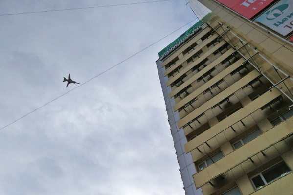 Самолёт пролетел над городом на небольшой высоте Самолёт пролетел над городом на небольшой высоте