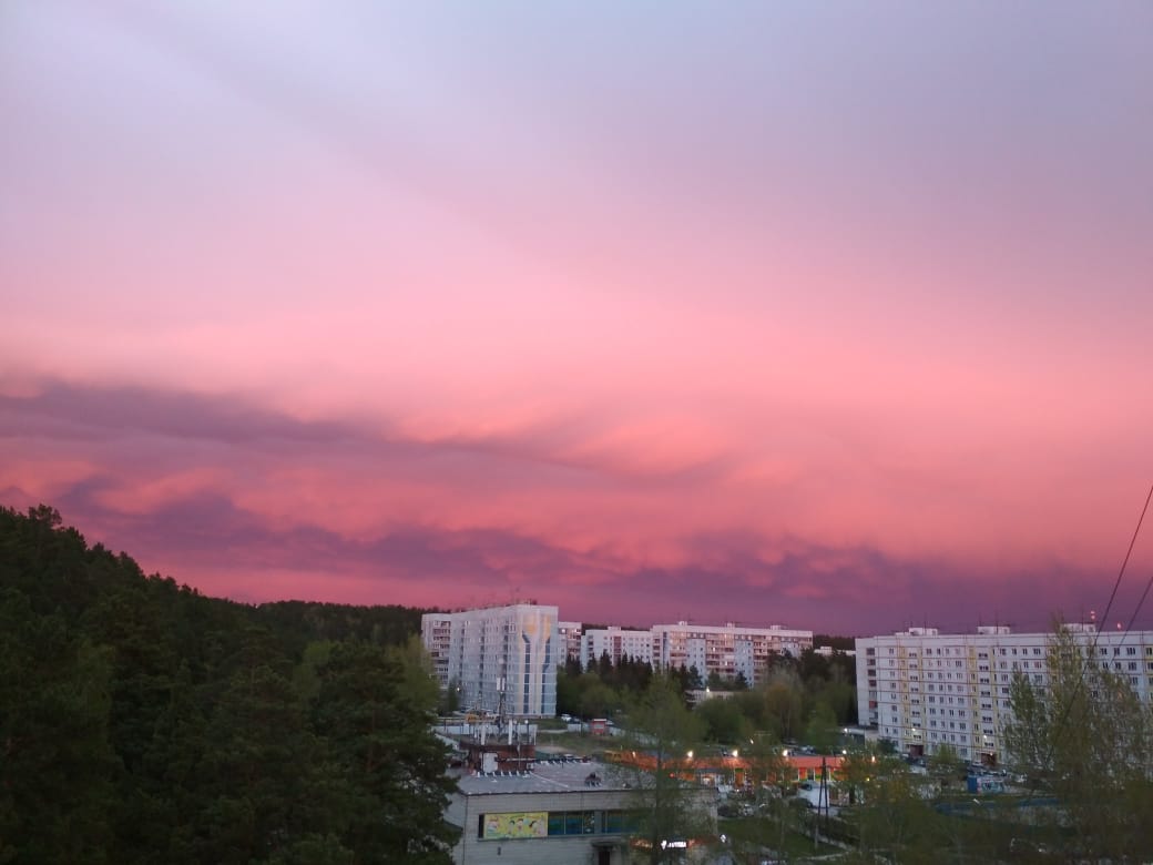 Фото малинового заката в городе