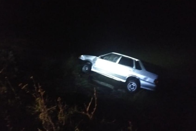 Машина сначала скатилась в кювет, а потом рухнула в воду Машина сначала скатилась в кювет, а потом рухнула в воду