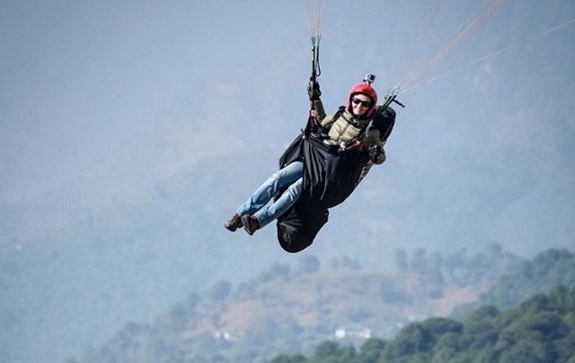 «Ты, как орёл, паришь в воздушном потоке»: уральский фотограф научился летать в горах Индии и встретился с Далай-ламой