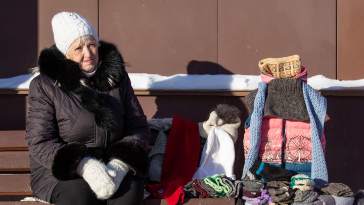 «Там бомбёжка, грохот, ужас»: бабушка с Украины вяжет и продаёт носки, чтобы выжить в Челябинске