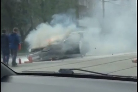 Автомобиль загорелся во время движения Автомобиль загорелся во время движения