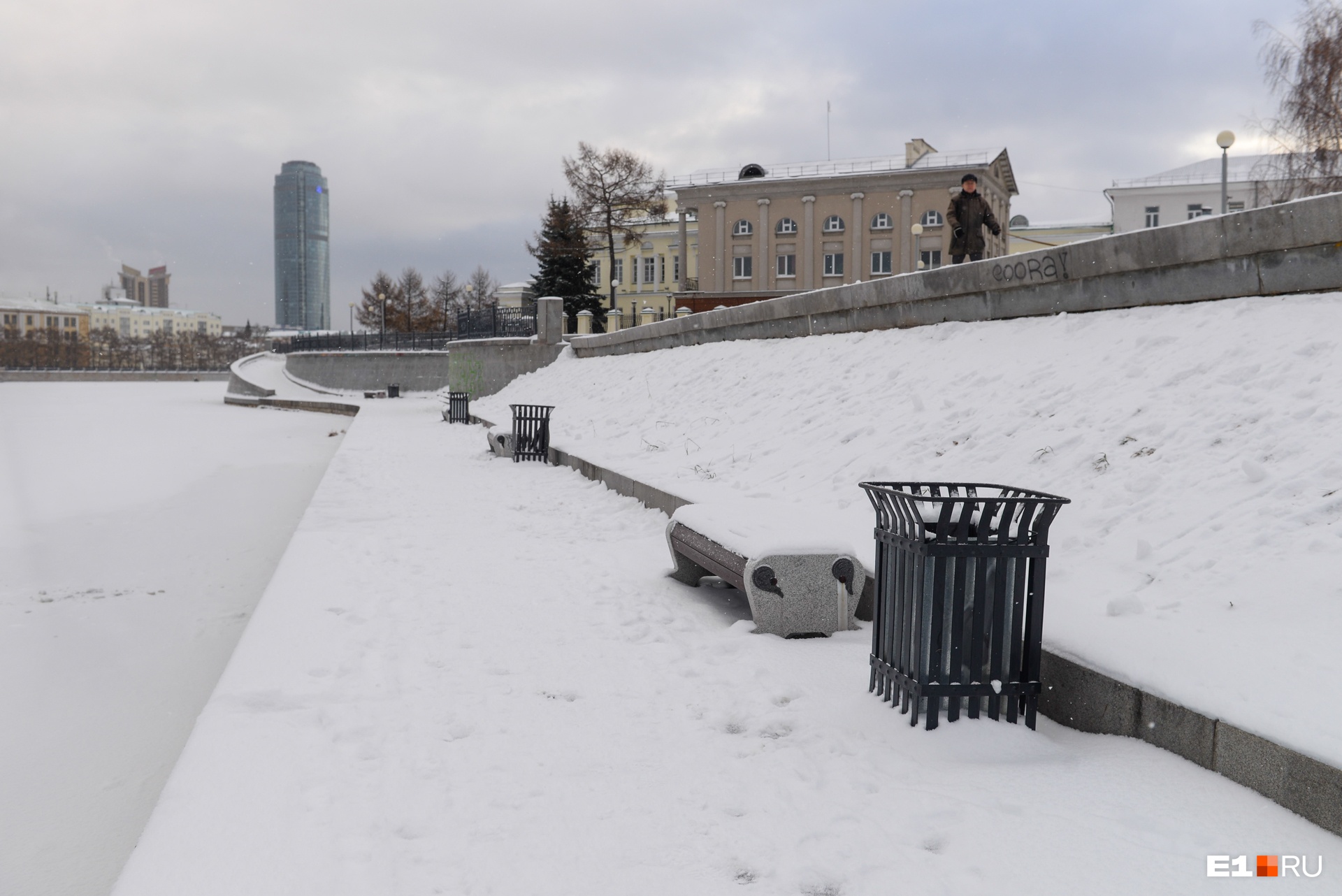 Эти скамейки — не очень, у них нет спинок Эти скамейки — не очень, у них нет спинок
