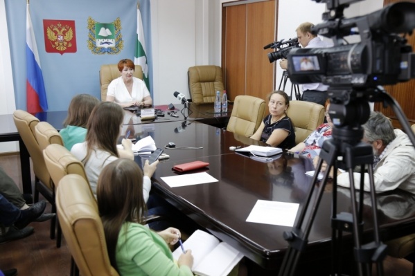 Елена Перминова подвела итоги весенней сессии в Совете Федерации Елена Перминова подвела итоги весенней сессии в Совете Федерации