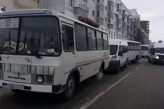 Водители пытались подъехать поближе к остановке Водители пытались подъехать поближе к остановке