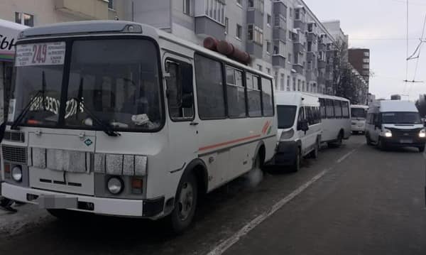 На Центральном рынке в Уфе «паровозиком» столкнулись автобусы