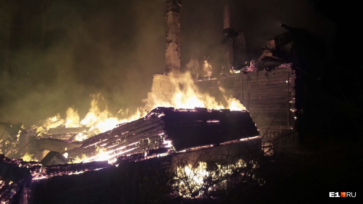 Хозяева приезжали на несколько часов и растопили печь Хозяева приезжали на несколько часов и растопили печь