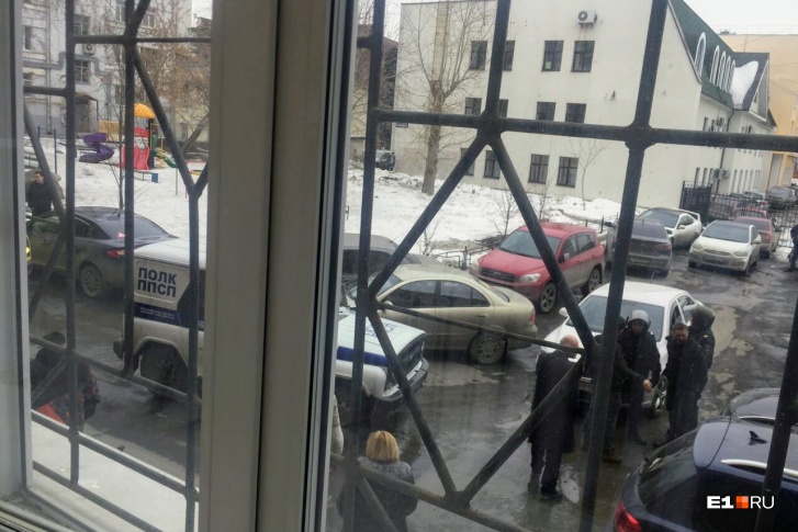 К дому на Пушкина прибыли усиленные наряды полиции К дому на Пушкина прибыли усиленные наряды полиции
