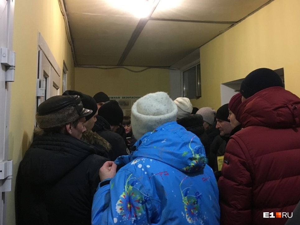 Утро 1 февраля в лицее на Ботанике. Желающих, как всегда, много, но фиктивных прописок в этом лицее в 2018-м почти вполовину меньше Утро 1 февраля в лицее на Ботанике. Желающих, как всегда, много, но фиктивных прописок в этом лицее в 2018-м почти вполовину меньше