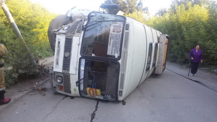 Автобус лёг на бок на ул. Беловежской Автобус лёг на бок на ул. Беловежской