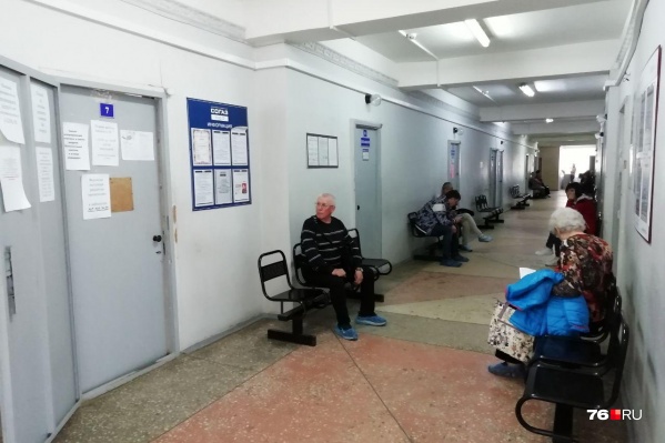 В очереди за выпиской лекарств в 9 часов утра было два человека В очереди за выпиской лекарств в 9 часов утра было два человека