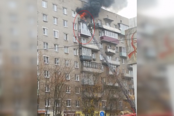 Женщина полезла по боковым лестницам Женщина полезла по боковым лестницам