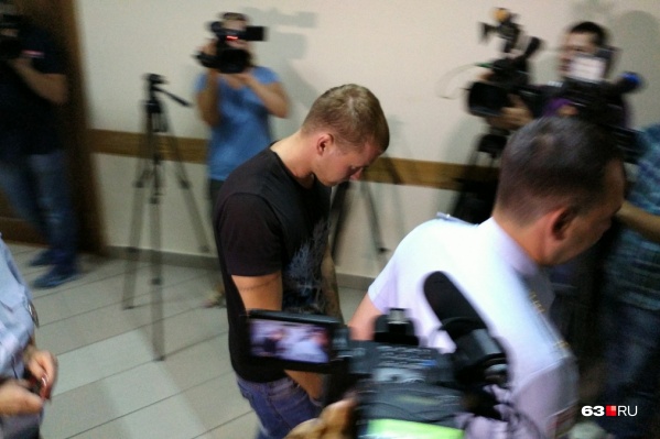 В суде мужчина старался спрятать лицо от камер В суде мужчина старался спрятать лицо от камер