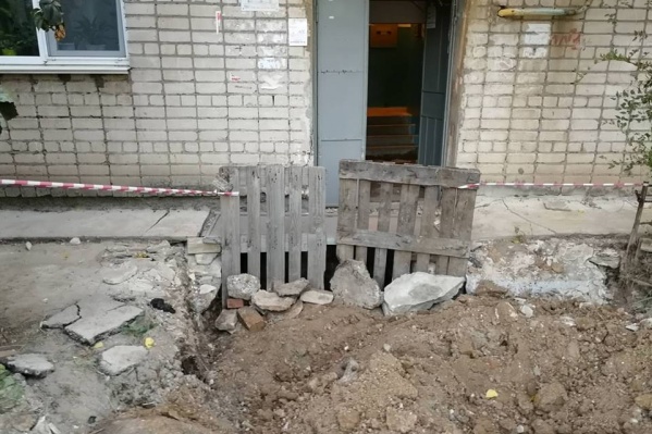 Под легкой фанерной дверью скрывается глубокая яма Под легкой фанерной дверью скрывается глубокая яма 