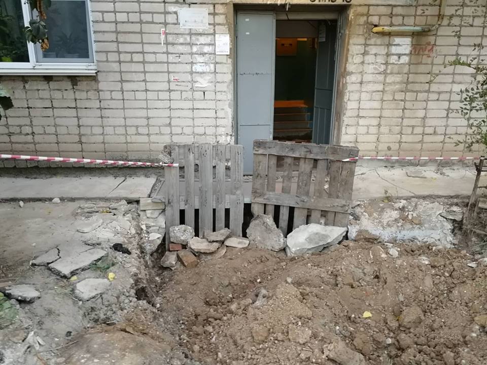 Экскаватор сломался: в Волгограде глубокую коммунальную яму прикрыли старой дверью