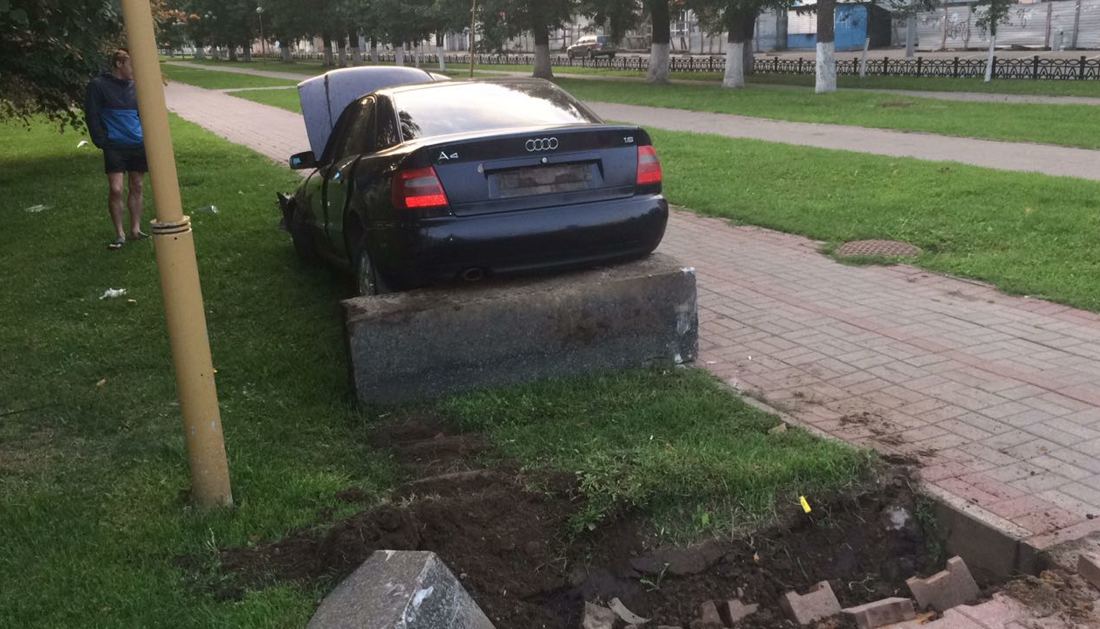 Машину остановил огромный бордюрный камень<br><br> Машину остановил огромный бордюрный камень<br><br>