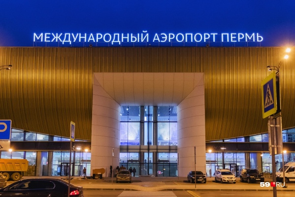 Снаружи аэропорт освещен хорошо, а вот у выхода к автобусу, по словам пострадавшей, — гораздо хуже Снаружи аэропорт освещен хорошо, а вот у выхода к автобусу, по словам пострадавшей, — гораздо хуже
