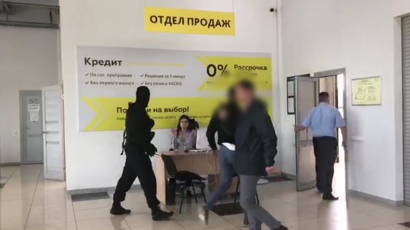 По версии следствия, компания заманивала клиентов, обещая самые выгодные условия, а в итоге «впаривала» машины по завышенной цене По версии следствия, компания заманивала клиентов, обещая самые выгодные условия, а в итоге «впаривала» машины по завышенной цене