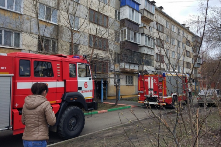 Жильцы считают, что поджечь коляску могли дети Жильцы считают, что поджечь коляску могли дети
