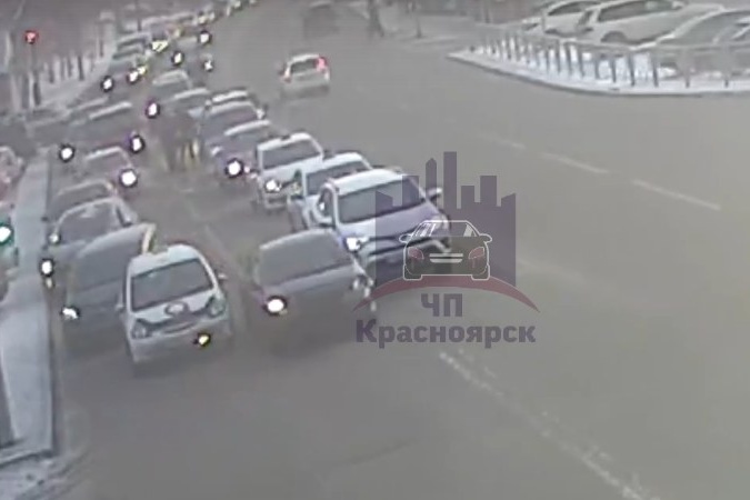 Водители просто разъехались, дав виновнику покинуть место ДТП Водители просто разъехались, дав виновнику покинуть место ДТП