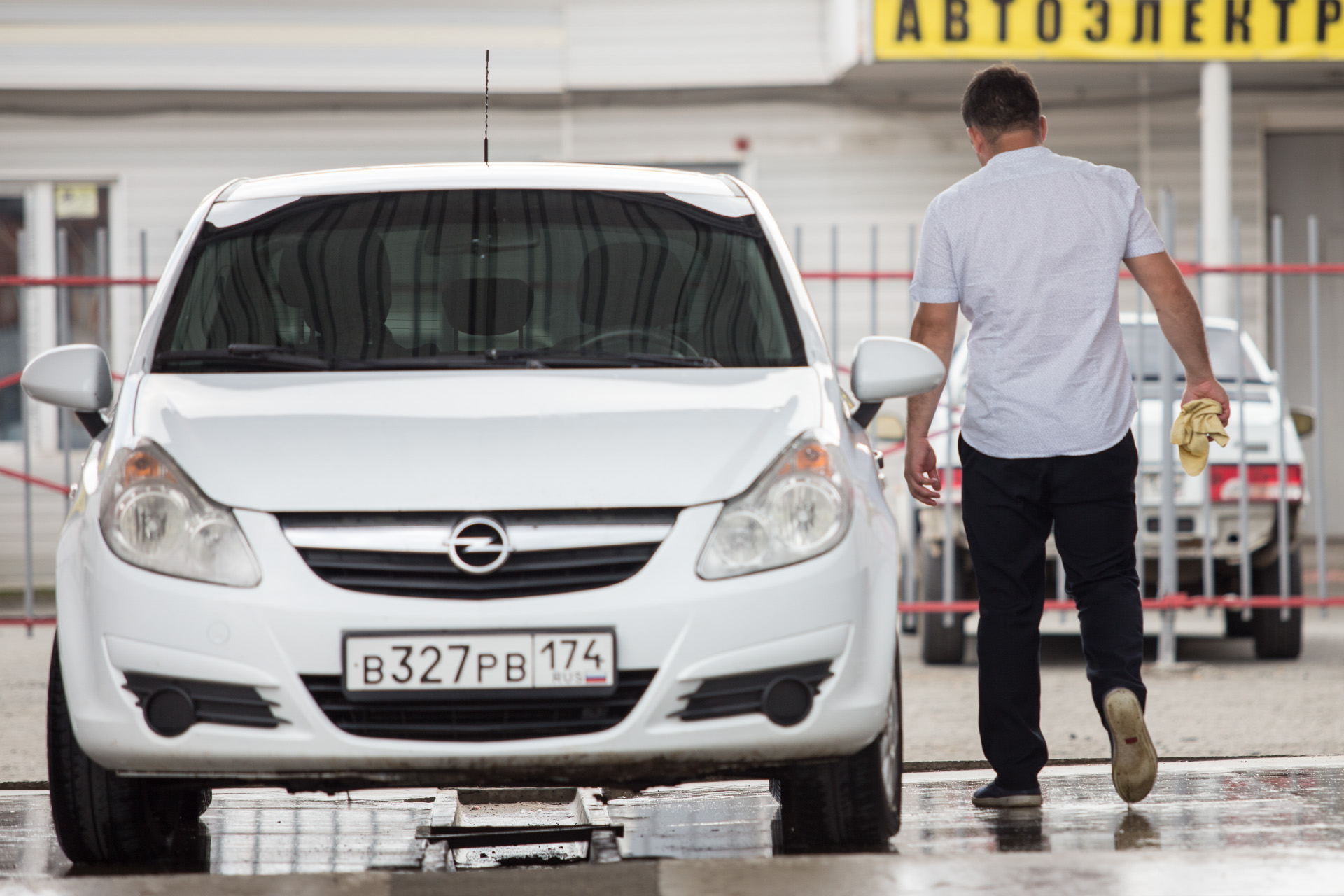 Всё больше автовладельцев предпочитают мыть свои машины сами — быстро и дёшево