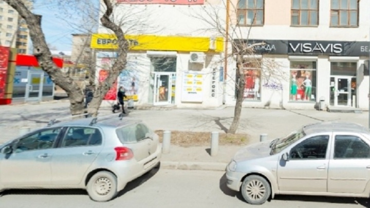 Выбили стекло и унесли мешок телефонов: в центре Екатеринбурга обворовали "Евросеть"