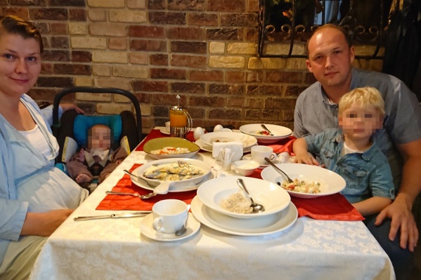 Семья Соколовых незадолго до трагедии. В деталях произошедшего разбираются следователи. Есть версия, что женщина страдала от послеродовой депрессии. Это могло толкнуть ее на необдуманные поступки Семья Соколовых незадолго до трагедии. В деталях произошедшего разбираются следователи. Есть версия, что женщина страдала от послеродовой депрессии. Это могло толкнуть ее на необдуманные поступки 