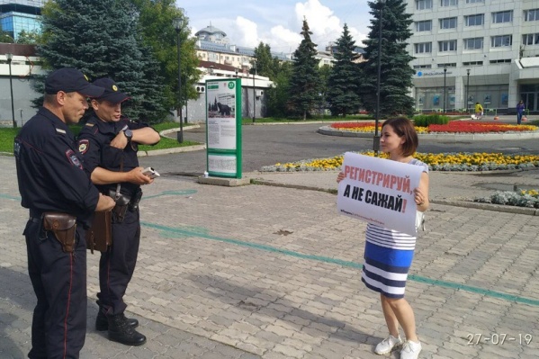 К участникам одиночных пикетов подходили сотрудники полиции и предупреждали, что ждет за нарушение закона К участникам одиночных пикетов подходили сотрудники полиции и предупреждали, что ждет за нарушение закона