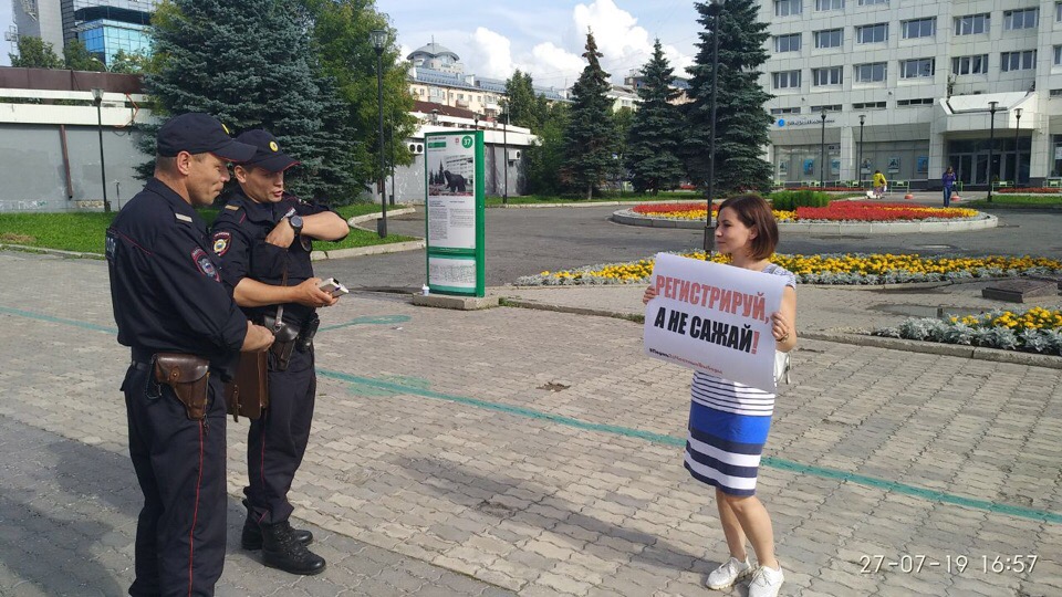 «Регистрируй, а не сажай»: в Перми прошли пикеты в поддержку независимых кандидатов в Мосгордуму