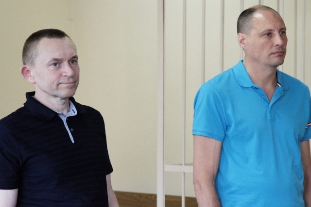 Сумму взяток, полученных Александром Путиным (слева) от Сергея Новожилова, обвинение оценило в 7,6 млн рублей Сумму взяток, полученных Александром Путиным (слева) от Сергея Новожилова, обвинение оценило в 7,6 млн рублей