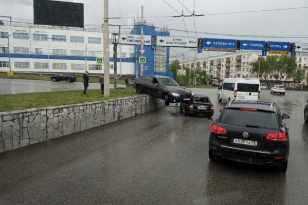 BMW повис на ВАЗе, который стоял на светофоре BMW повис на ВАЗе, который стоял на светофоре