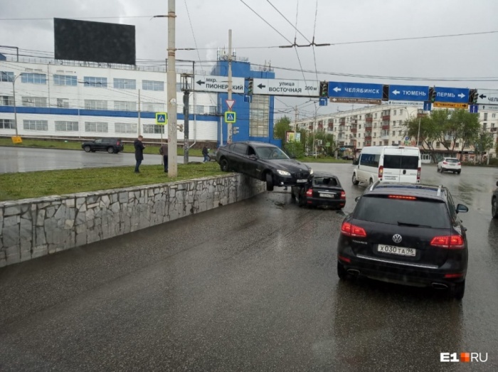 BMW повис на ВАЗе, который стоял на светофоре BMW повис на ВАЗе, который стоял на светофоре